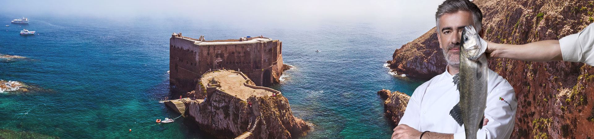 Photographie en plan moyen du chef Alexandre Silva. Il porte une veste de cuisine blanche avec le logo TAP Air Portugal brodé sur le bras gauche. Derrière le chef, en arrière-plan, une photographie panoramique de la mer et de la falaise, au centre de laquelle se détache l'impressionnant Forte de São João Baptista, situé sur l'île de Berlenga Grande. Sur le côté droit de l'image, un bras tient un bar de Peniche par ses branchies, couvrant partiellement le côté gauche du visage du chef.